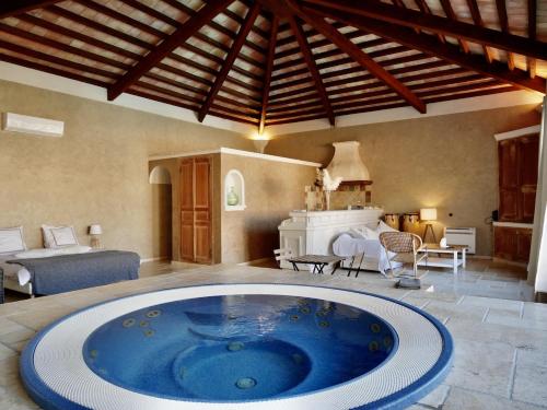 Le Pool House - Private Jacuzzi - Mas des Sous Bois : Tentes de luxe proche de La Fare-les-Oliviers