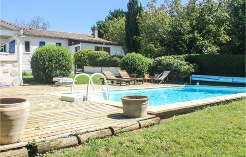 Beautiful home in Atur with Outdoor swimming pool, WiFi and 3 Bedrooms : Maisons de vacances proche de Breuilh