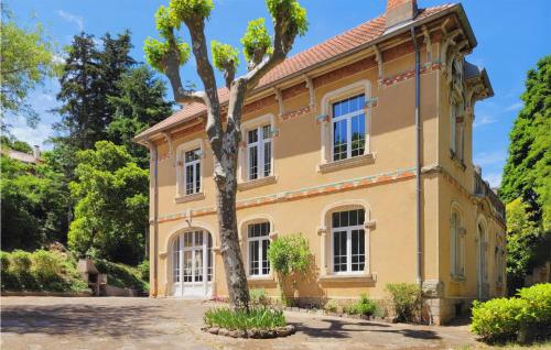 Amazing home in Lamalou-les-Bains with WiFi and 6 Bedrooms : Maisons de vacances proche de Rosis