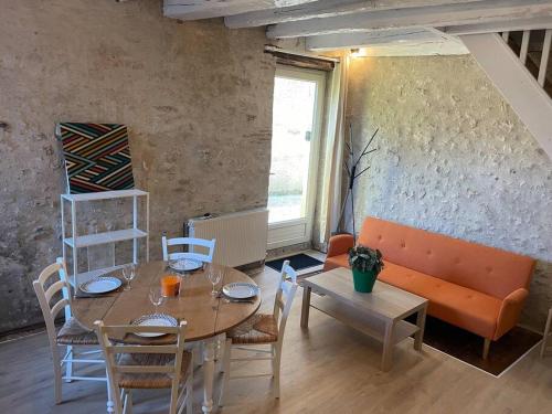 Gite Le Baulois, maisonnette calme et confort en vallée de Loire : Appartements proche de Messas