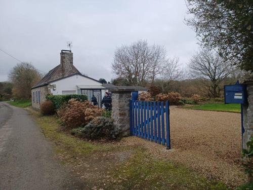 Petite maison bretonne pour 4 personnes : Maisons de vacances proche de Plounérin