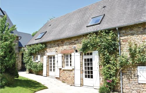 Nice home in St, Pierre Langers with 2 Bedrooms and WiFi : Maisons de vacances proche de Saint-Sauveur-la-Pommeraye