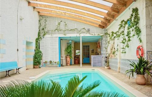 Amazing home in Port Ste Foy et Ponch, with 5 Bedrooms, WiFi and Indoor swimming pool : Maisons de vacances proche de Saint-Antoine-de-Breuilh