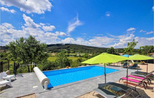 Awesome Home In Saint Sernin With 6 Bedrooms, Wifi And Private Swimming Pool : Maisons de vacances proche de Rocher