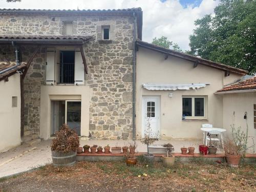 Logement dans maison en pierre à la campagne : Maisons de vacances proche de Lagarrigue