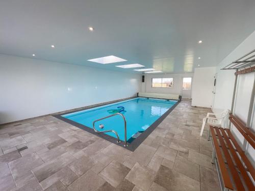 TY MENEZ HEOL - RARE Magnifique villa de 350 m avec piscine intérieure : Maisons de vacances proche de Milizac