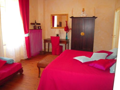 Room in Guest room - Hong Kong Guest room in the heart of the vineyard : Maisons d'hotes proche d'Aigues-Vives