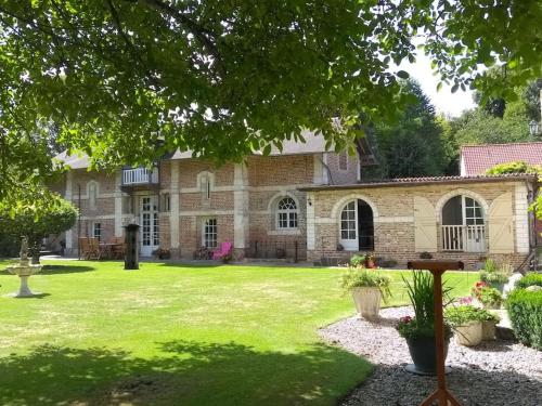 Beautiful Historic House : Appartements proche de Guigny
