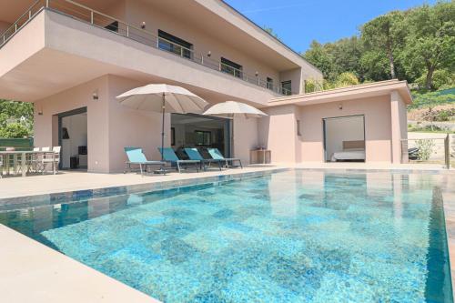 VILLA M Superb luxurious villa in Biot with overflowing pool : Villas proche de Biot