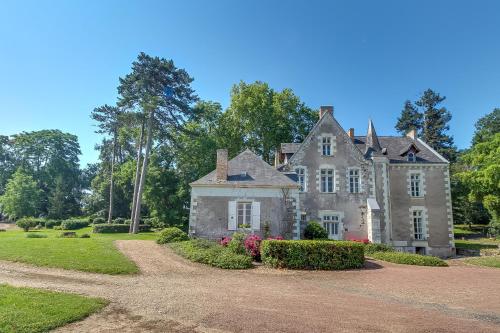 Magnifique château au bord de la Mayenne 18 couchages : Villas proche de Montreuil-Juigné