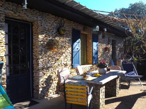 Small stone chalet with private terrace, Villes-sur-Auzon : Maisons de vacances proche de Blauvac