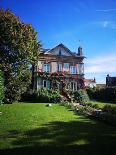 Villa du Mont Joly, écrin de verdure proche mer ! : Villas proche de Touques