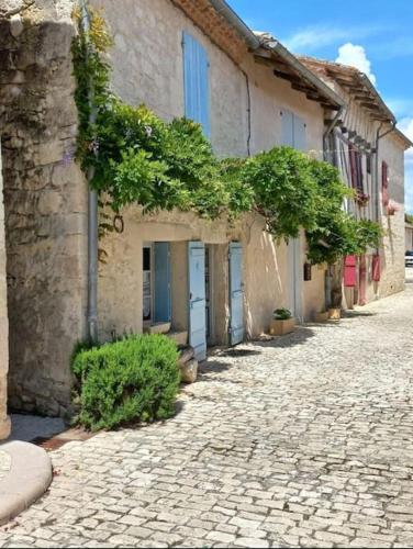 Maison dans la magnifique village de Montjoi : Maisons de vacances proche de Valence