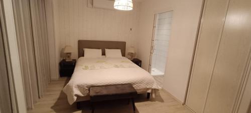 1 chambre - lit double - Avec salle de bain : Sejours chez l'habitant proche de Lessard-en-Bresse