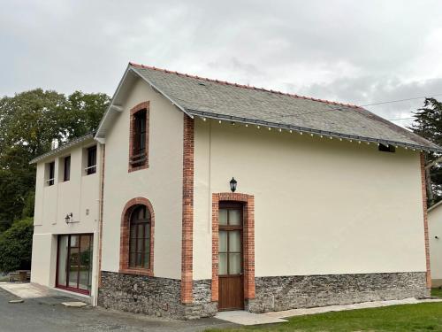 Gite Groupe Château de la Pinais : Maisons de vacances proche d'Issé