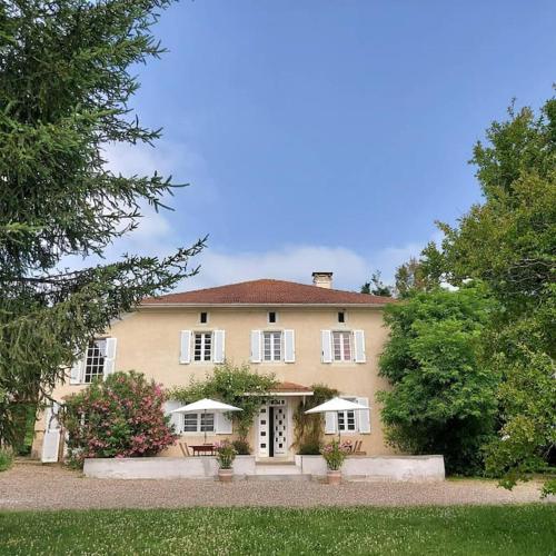 Large country house, private pool & large garden : Maisons de vacances proche de Donzacq