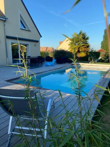Maison avec double garage et piscine à 10 min du circuit des 24h : Villas proche de Saint-Mars-de-Locquenay