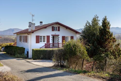 Maison Pikassariko - 4 Chambres proche frontière espagnole : Maisons de vacances proche de Sare