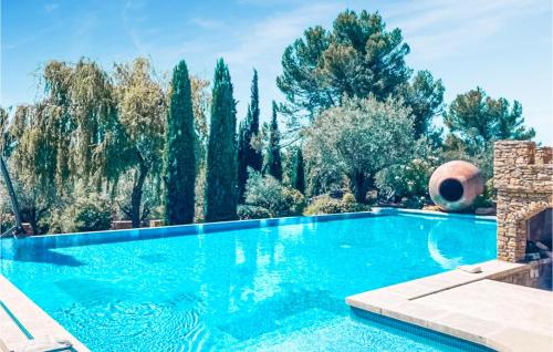 Amazing home in Vaison-la-Romaine with Outdoor swimming pool, WiFi and 9 Bedrooms : Maisons de vacances proche de Villedieu