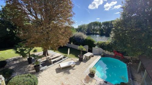 Belle demeure avec piscine, vue et accès direct à la Seine, très proche de Paris : Villas proche de Croissy-sur-Seine