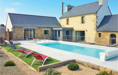 Awesome Home In Guisseny With 4 Bedrooms, Wifi And Private Swimming Pool : Maisons de vacances proche de Kernouës
