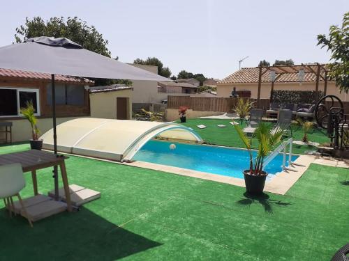 Maison avec piscine et jacuzzi : Maisons de vacances proche de Gallargues-le-Montueux