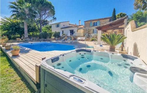 Beautiful Home In Aigues-vives With 3 Bedrooms, Outdoor Swimming Pool And Jacuzzi : Maisons de vacances proche de Codognan