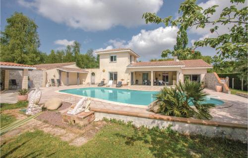 Stunning home in Saint-Vivien-de-Medoc with 4 Bedrooms and Outdoor swimming pool : Maisons de vacances proche de Vensac