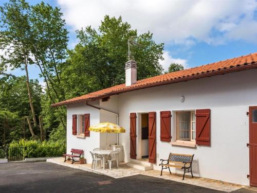 Basque house 15 minutes from the beaches of Bidart : Maisons de vacances proche de Bassussarry