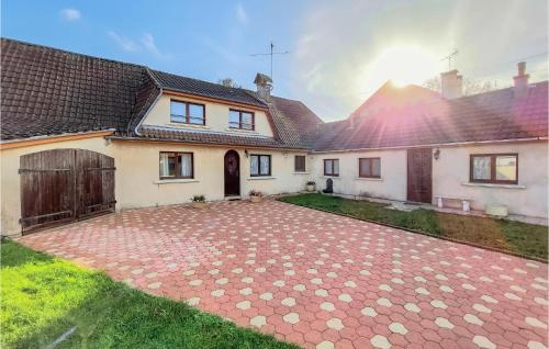 Stunning home in Saigneville with 5 Bedrooms and WiFi : Maisons de vacances proche de Cahon