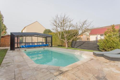 Le Nalan Johannisien - Grande maison avec piscine et jacuzzi : Maisons de vacances proche de Survilliers
