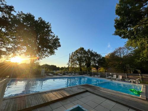 4-Gîte 4 personnes avec piscine : Maisons de vacances proche de Léobard