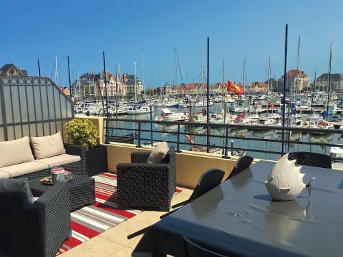 Duplex Loft with Terrace, Superb view of Port Guillaume, 7 minutes from the beach : Appartements proche de Dives-sur-Mer