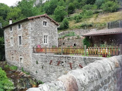 Maison d'hôtes entre rivière et nature : Maisons de vacances proche de Sagnes-et-Goudoulet