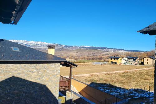 Family friendly Stay with Stunning Mountain Views : Appartements proche d'Osséja