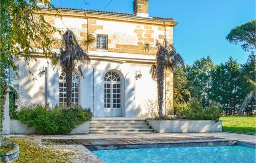Awesome home in Lognan with Outdoor swimming pool, 6 Bedrooms and WiFi : Maisons de vacances proche de La Brède