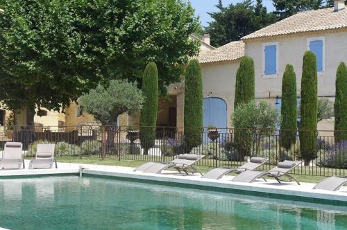 Mas de Cesar, gite avec jacuzzi et piscine : Maisons de vacances proche de Tulette