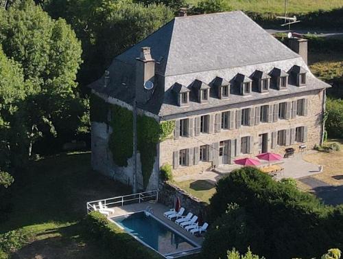 Belle et confortable demeure du XVII ème siècle : Maisons de vacances proche de Veyrières