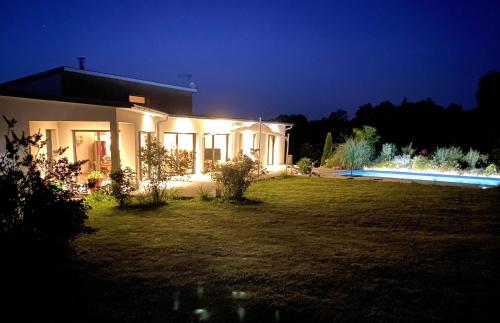 Villa contemporaine avec piscine sur 4000 m2 à Rodez 9 personnes : Villas proche de Balsac