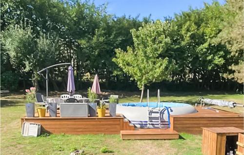 Nice home in Baurech with Outdoor swimming pool and 3 Bedrooms : Maisons de vacances proche de Saint-Caprais-de-Bordeaux