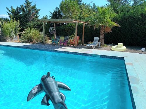 Appartement saumon avec piscine, a 6km du festival de piano de la roque d'anthéron : Maisons d'hotes proche de Saint-Estève-Janson