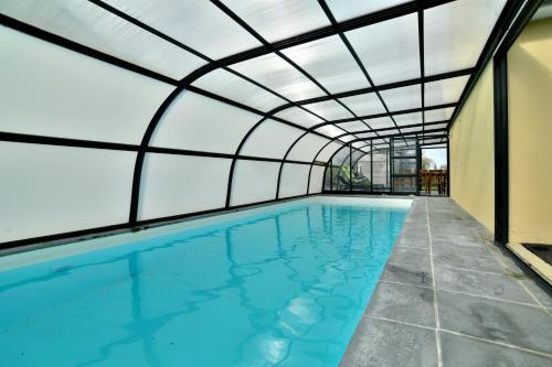 Maison Victoria - avec piscine : Maisons de vacances proche de Plestan