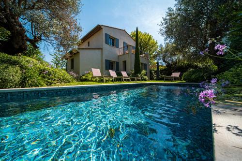 Nice villa with swimming pool and garden nature peace and quiet : Maisons de vacances proche de Courmes