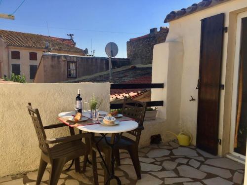 Centre of Olonzac, 2 bedrooms & private sunny rooftop terrace : Maisons de vacances proche d'Olonzac