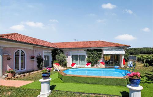 Awesome home in Flachres with 2 Bedrooms, WiFi and Outdoor swimming pool : Maisons de vacances proche de Châteauvilain