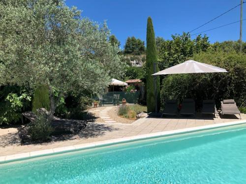 Authentic Provençal farmhouse with pool : Maisons de vacances proche de Mallemort