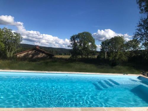 Maison de caractère avec piscine : Maisons de vacances proche de Saint-Bonnet-le-Bourg