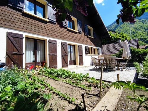 Agréable maison de village, au calme : Maisons de vacances proche de La Balme-de-Thuy