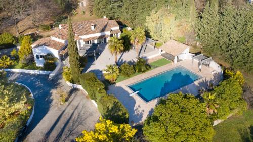 06Z - Exceptional setting, large terraces, 17x7 m swimming pool, 8,000 m garden : Villas proche de Roquefort-les-Pins