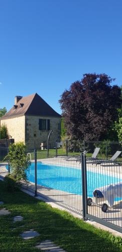 GITE AU ROC DE BOURZAC AVEC PISCINE PRIVÉE : Maisons de vacances proche de Badefols-sur-Dordogne